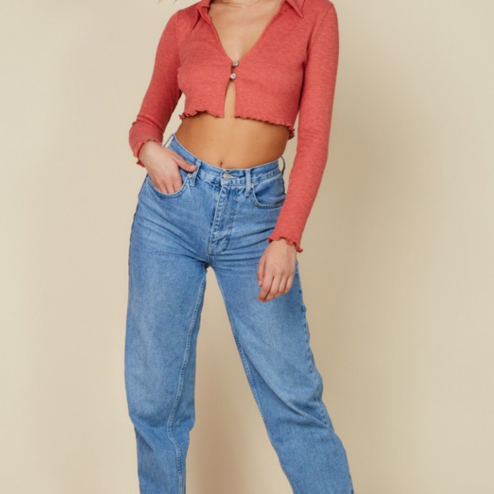 Red long sleeve crop top with button clasp - Picture 2 of 10